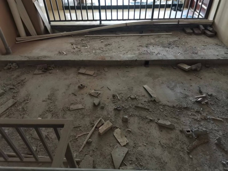 ���\������