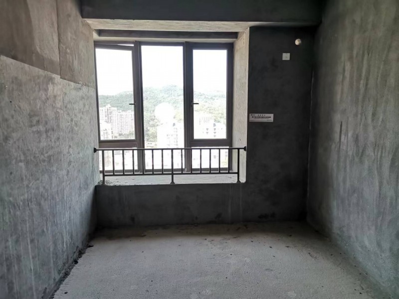 ���\������