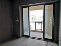 ���\������