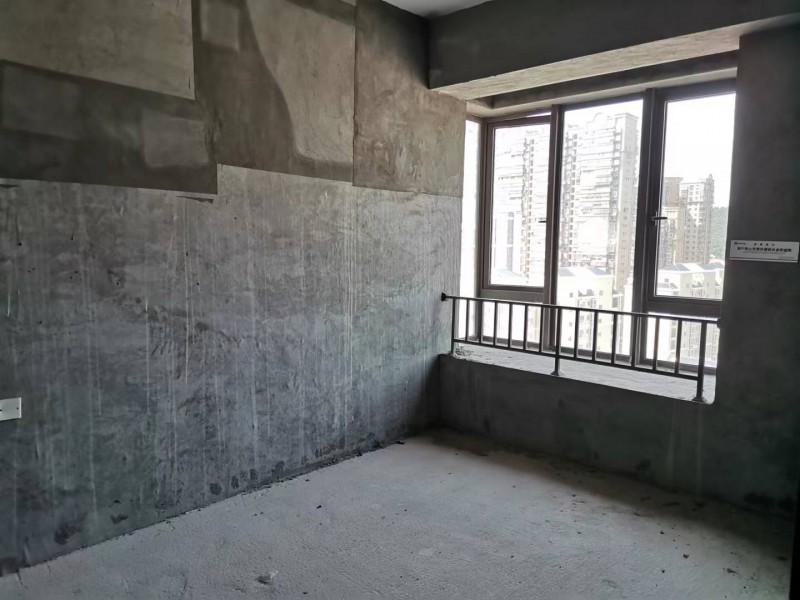 ���\������