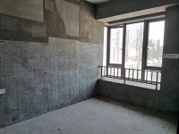 ���\������