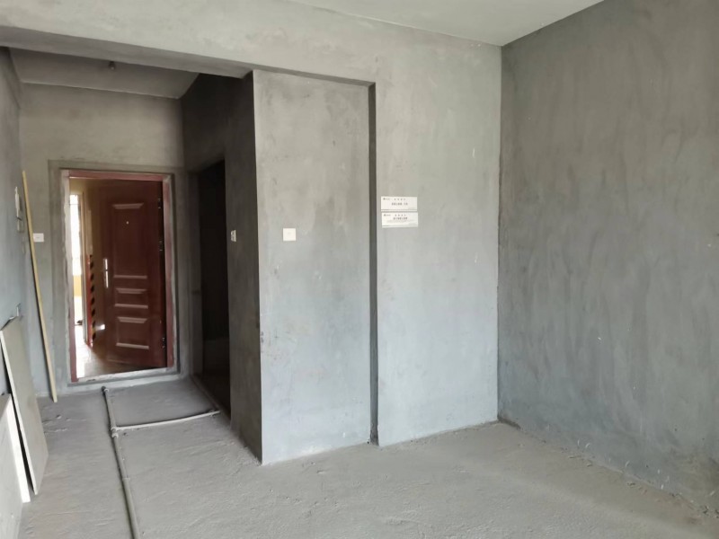 ���\������